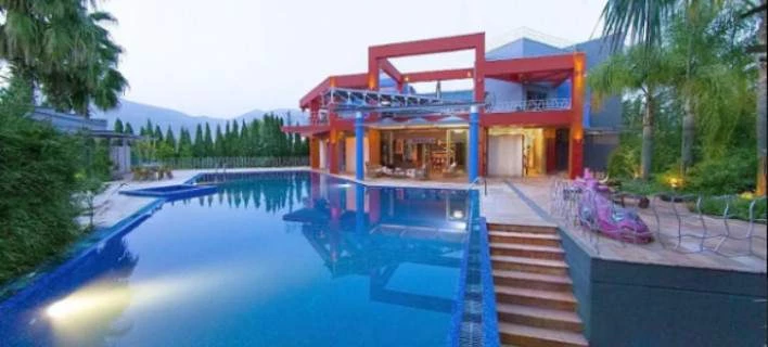 Πρώην υπουργός νοικιάζει το εξοχικό του μέσω Αirbnb για 1.138 ευρώ τη βραδιά